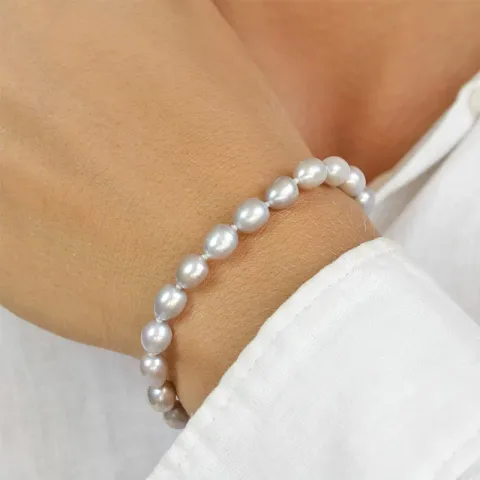 16 cm ellipsform pärlarmband med sötvattenspärlor.