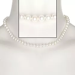 42 cm vit A-graderad pärlhalskedjor med sötvattenspärlor.