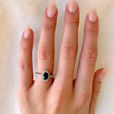 Oval svart ring i silver