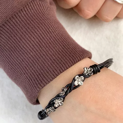 Svart armband i läder med blommaberlock i rhodinerat silver