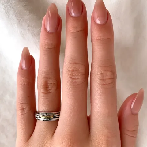 Ring i oxiderat sterlingsilver med 8 karat guld