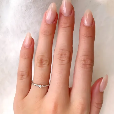 Elegant strukturerad zirkon ring i silver