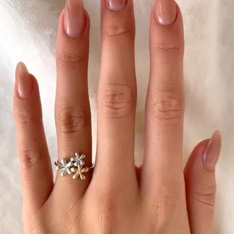Sandblåst blommor ring i silver med rosabelagt silver