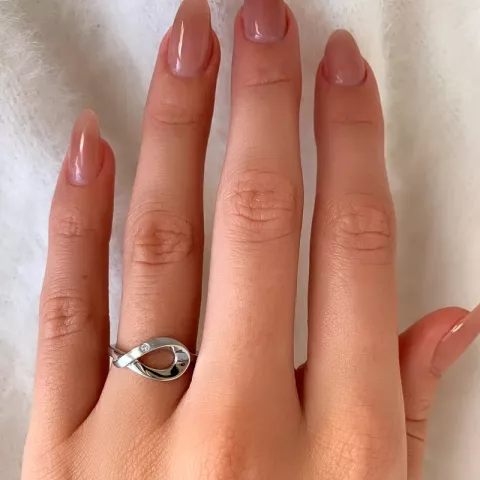 Elegant droppformad ring i 925 karat silver 0,015 ct