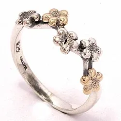 Ring i oxiderat sterlingsilver med 8 karat guld