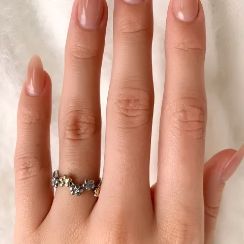 Ring i oxiderat sterlingsilver med 8 karat guld