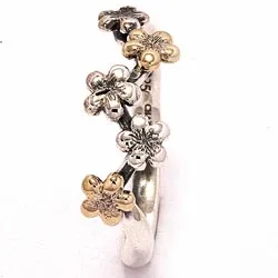 Ring i oxiderat sterlingsilver med 8 karat guld