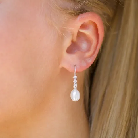 långa pärla örhängen i silver