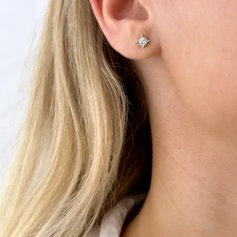 2 x 0,20 ct solitäreörhängestift i 14 karat vitguld med diamant