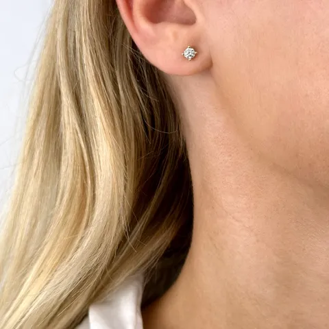 2 x 0,20 ct solitäreörhängestift i 14 karat guld med diamant