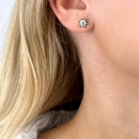 2 x 0,50 ct solitäreörhängestift i 14 karat vitguld med diamant