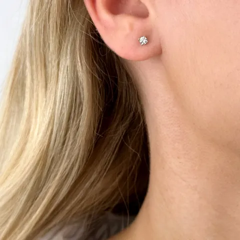 2 x 0,10 ct solitäreörhängestift i 14 karat vitguld med diamant