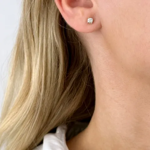 2 x 0,20 ct solitäreörhängestift i 14 karat guld med diamant