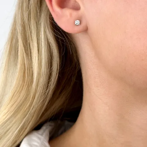 2 x 0,20 ct solitäreörhängestift i 14 karat vitguld med diamant