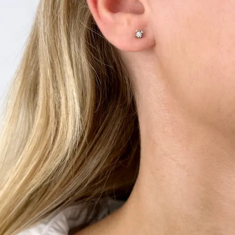 2 x 0,05 ct solitäreörhängestift i 14 karat vitguld med diamant