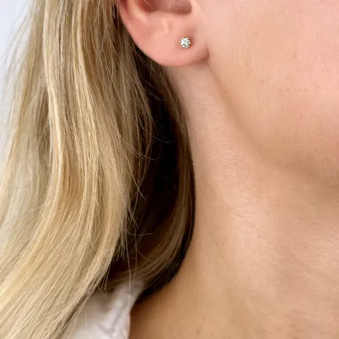 2 x 0,10 ct solitäreörhängestift i 14 karat guld med diamant