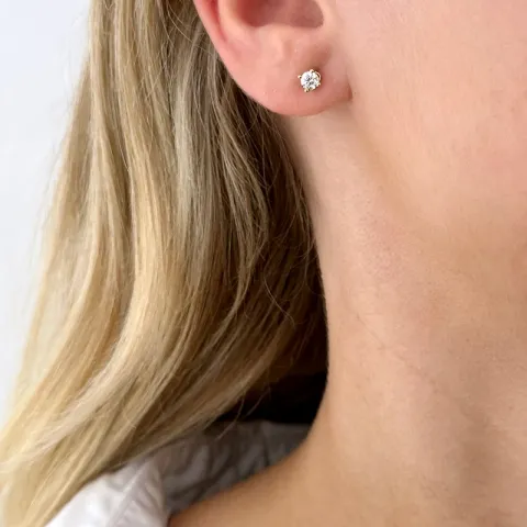 2 x 0,20 ct solitäreörhängestift i 14 karat guld med diamant