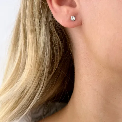 2 x 0,20 ct solitäreörhängestift i 14 karat vitguld med diamant