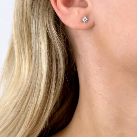 2 x 0,20 ct solitäreörhängestift i 14 karat vitguld med diamant