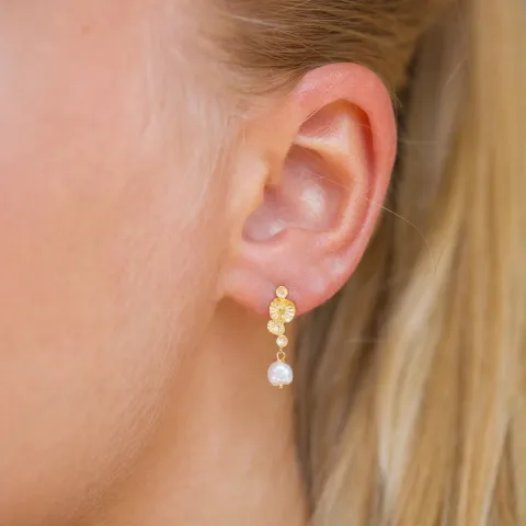 pärla örhängen i förgyllt silver - Lumé Etched