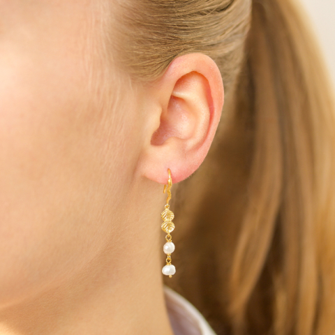 pärla kedja örhängen i förgylld mässing - Eliné