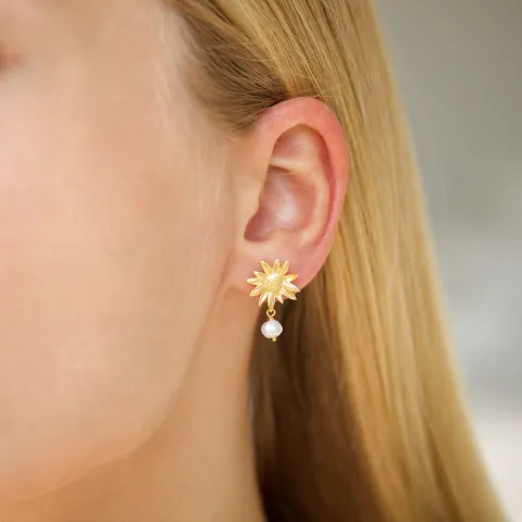 blommor pärla örhängen i förgylld mässing - Eliné