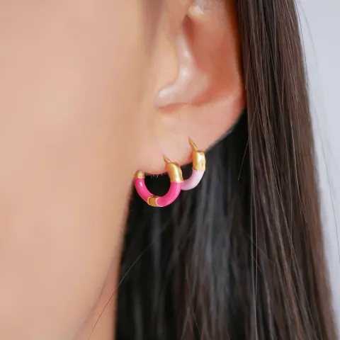 Enamel Lina small creol i förgyllt silver rosa emalj