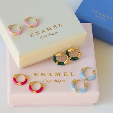 Enamel Lina small creol i förgyllt silver rosa emalj