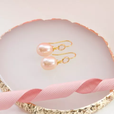 Julie Sandlau långa pärla örhängen i förgyllt silver rosa kvarts