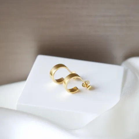 ID Fine IDH011GD chunky mini hoops i förgyllt silver