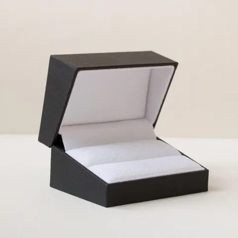 4 mm vigselsringar i 9 karat guld 0,03 ct - set