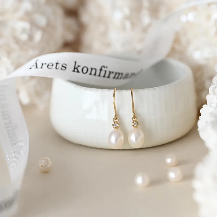 Ovala 7 - 8 mm aaa-graderad sötvattenspärla briljiantöronringar i 14 karat guld med diamanter 