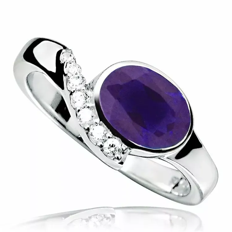 Stor oval lila zirkon ring i rhodinerat silver