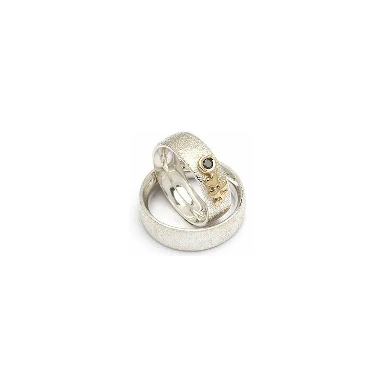 Vigselsringe från rs of scandinav i silver och vanl. guld 0,05 ct