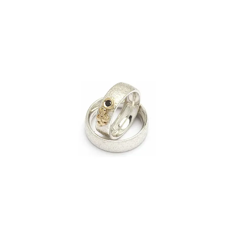 Vigselsringe från rs of scandinav i silver och vanl. guld 0,05 ct