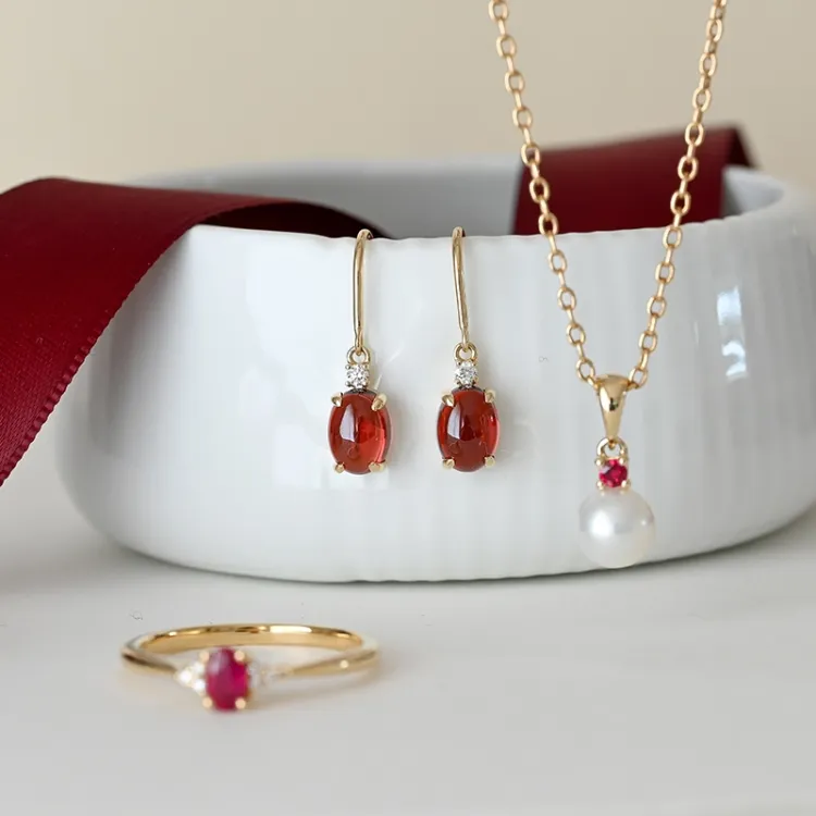 ovala granat diamantörhängen i 14 karat guld med granat och diamant