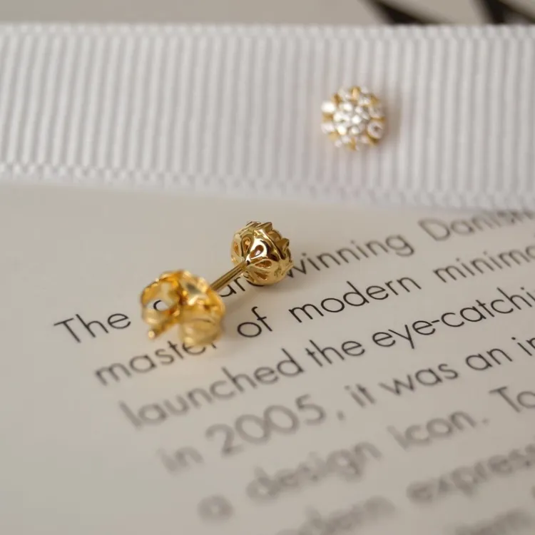 runda diamant örhängestift i 14 karat guld med diamant och diamant