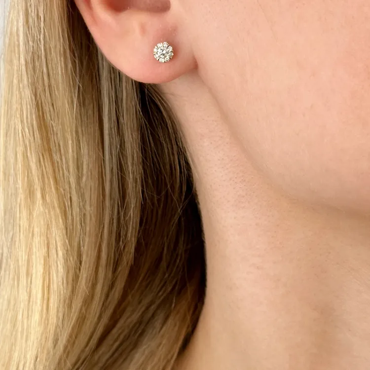 runda diamant örhängestift i 14 karat guld med diamant och diamant