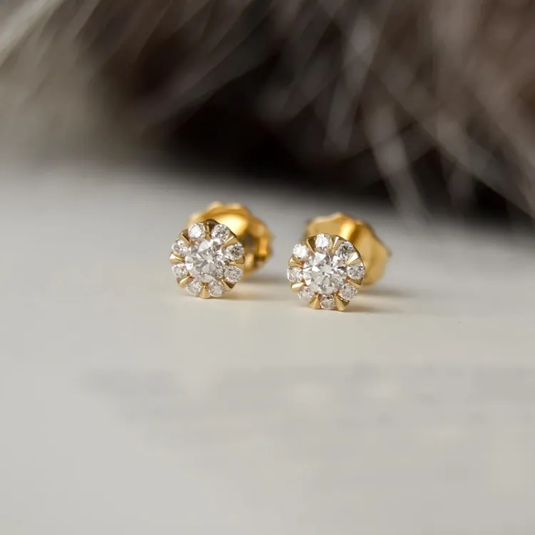 runda diamant örhängestift i 14 karat guld med diamant och diamant
