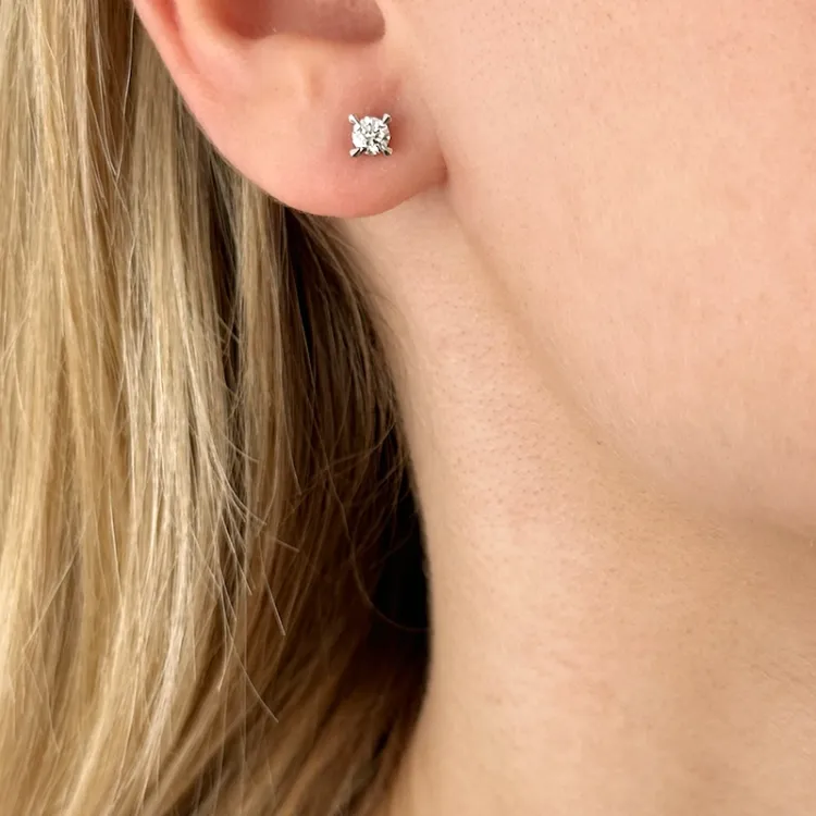 2 x 0,20 ct solitäreörhängestift i 14 karat vitguld med diamant 