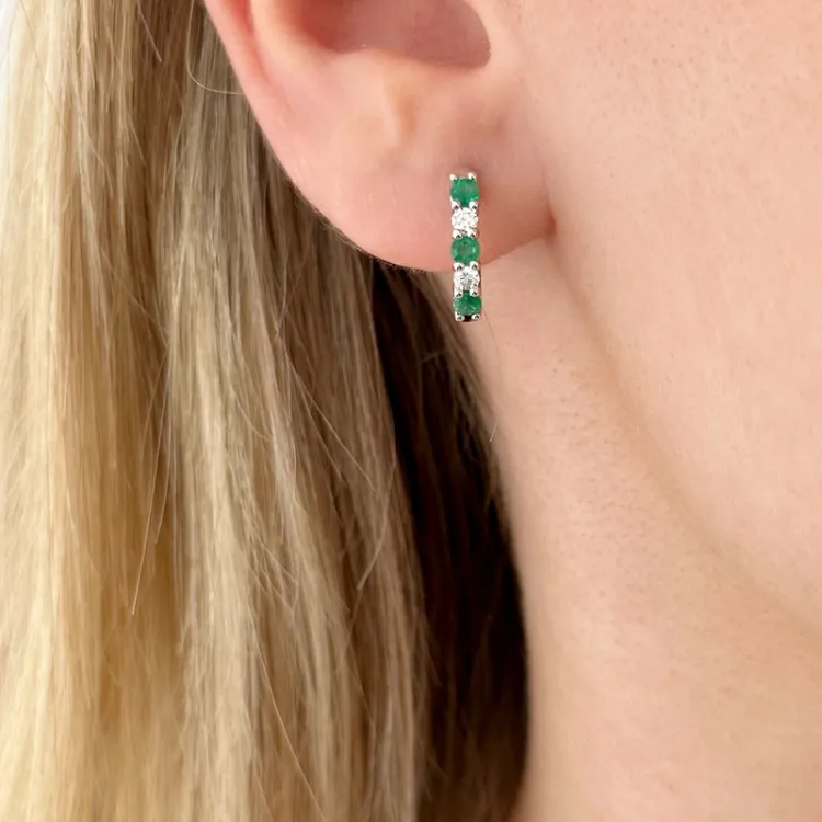 15 mm smaragd creol i 14 karat vitguld med smaragd och diamant 