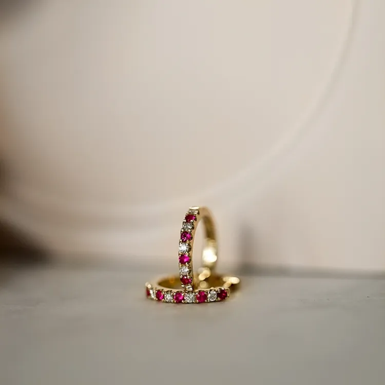 14 mm rubin creol i 14 karat guld med rubin och diamant 