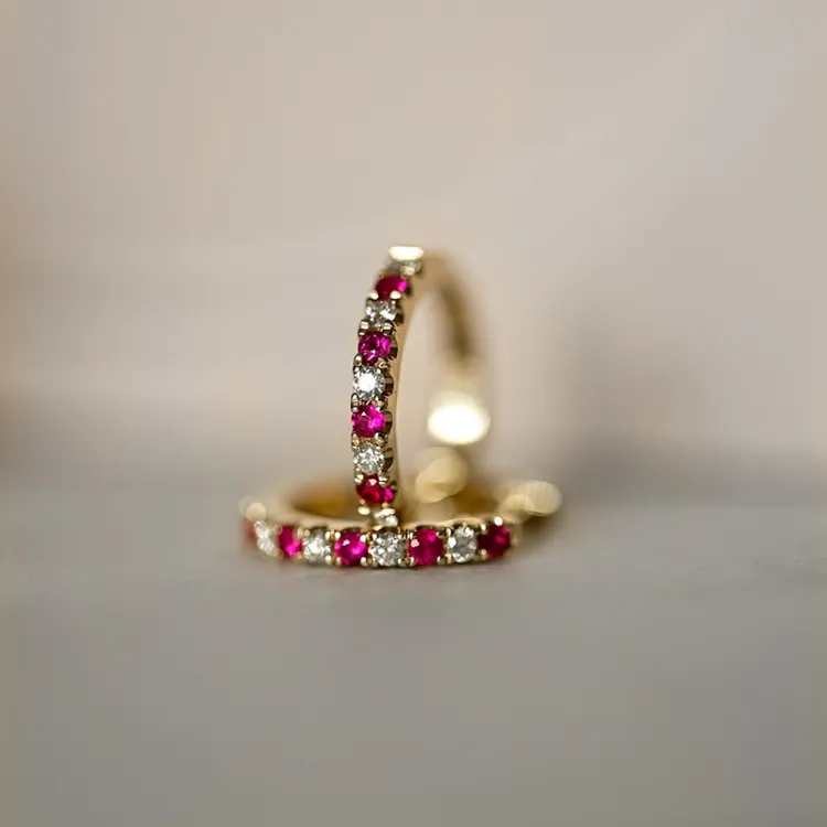 14 mm rubin creol i 14 karat guld med rubin och diamant 