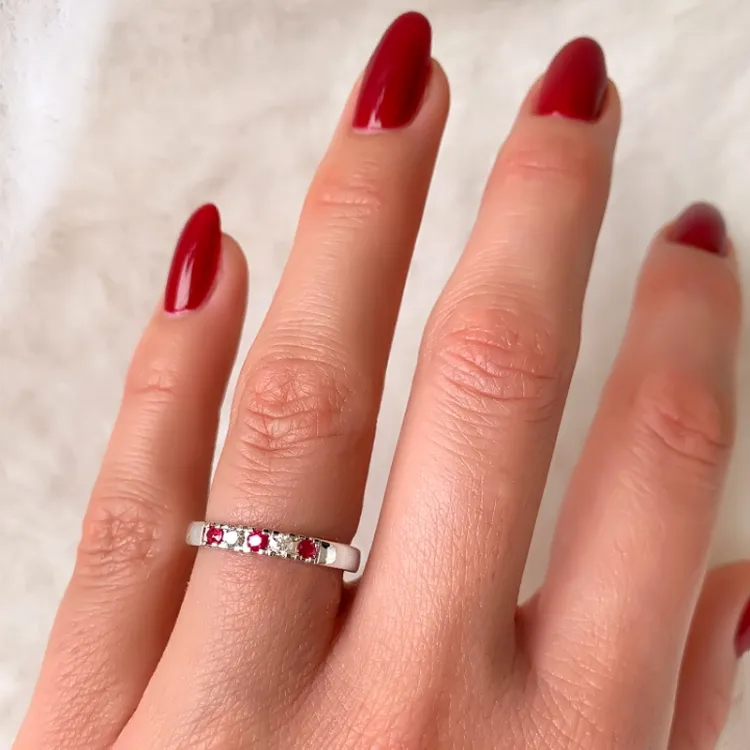 alliancring i 14 karat vitguld 2 x 0,05 ct 0,22 ct