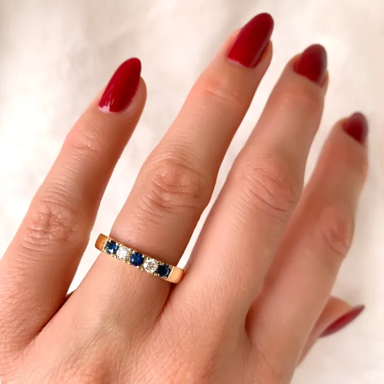kraftfull blå safir alliancring i 14  karat guld 2 x 0,10 ct 0,40 ct