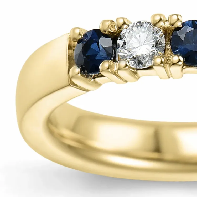 kraftfull blå safir alliancring i 14  karat guld 2 x 0,10 ct 0,40 ct