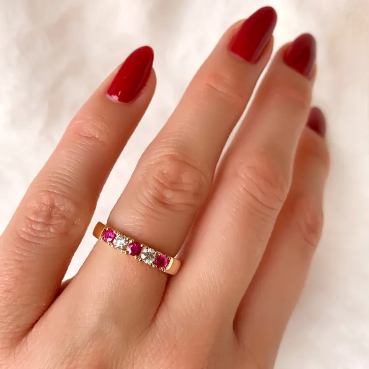 kraftfull rubin alliancring i 14 karat guld 2 x 0,10 ct 0,45 ct