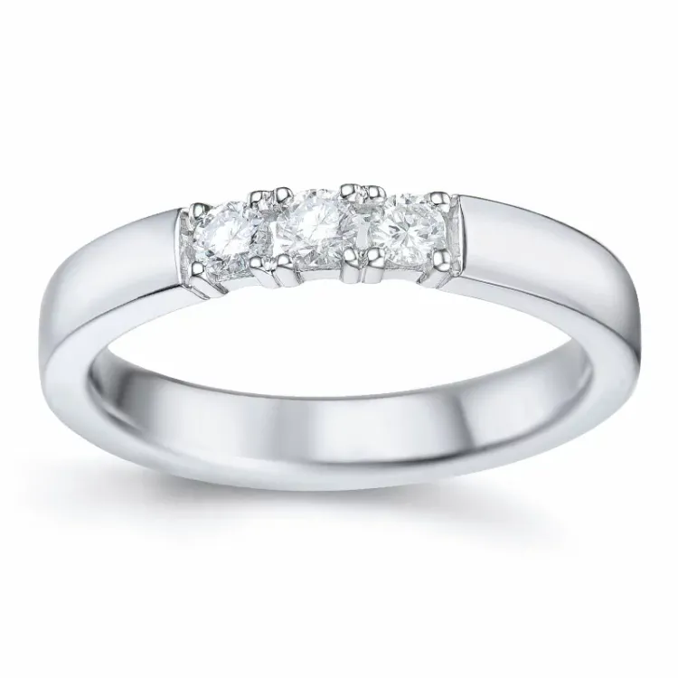 alliancring i 14 karat vitguld 3 x 0,10 ct