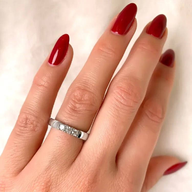 alliancring i 14 karat vitguld 3 x 0,10 ct