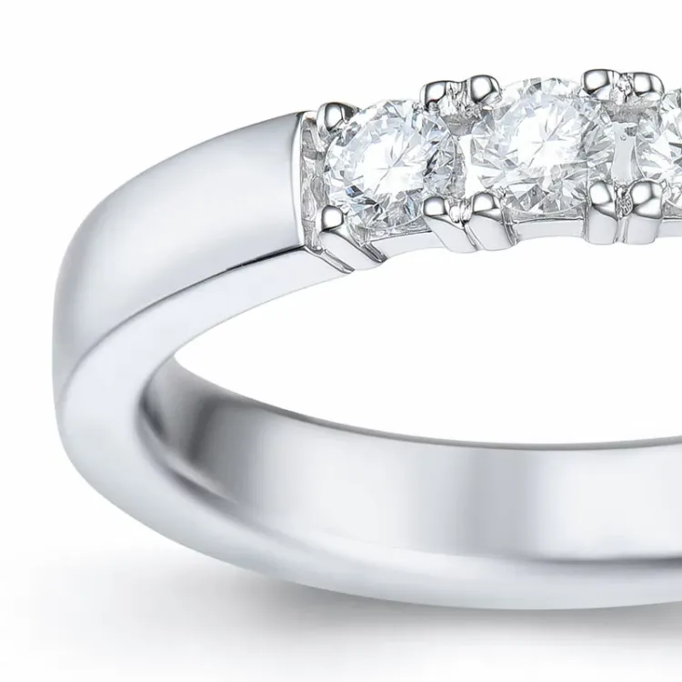 alliancring i 14 karat vitguld 3 x 0,10 ct